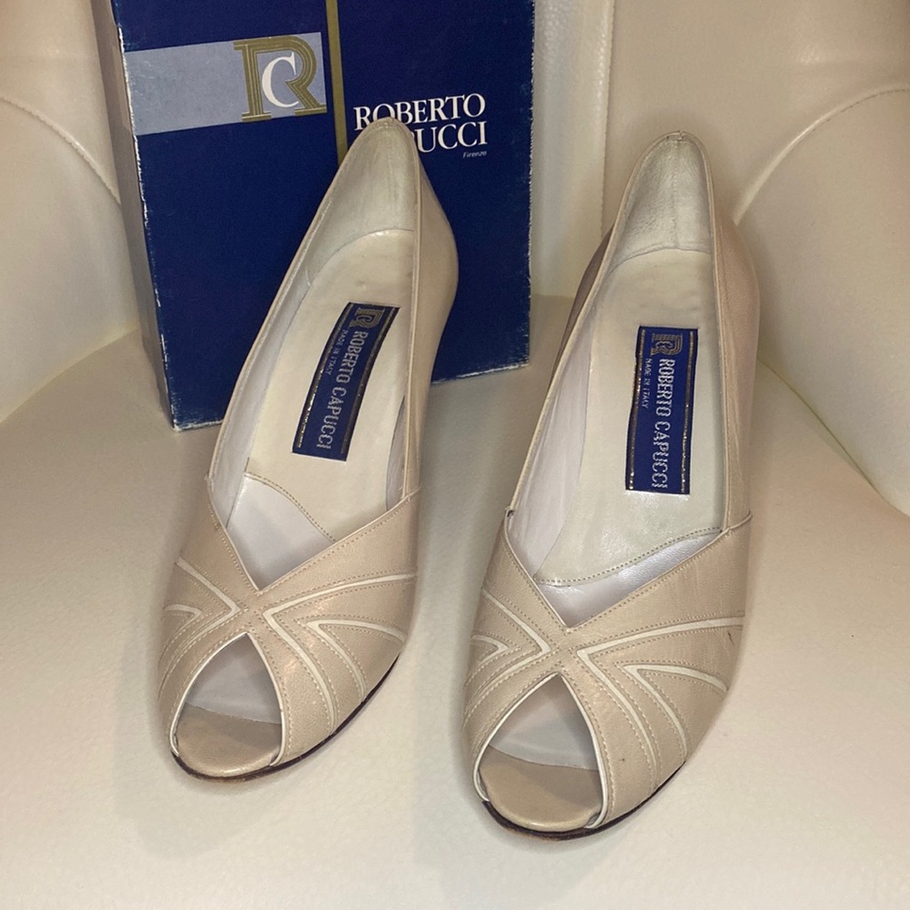 Roberto Capucci Beige Leather Pumps size 8.5 AA Width